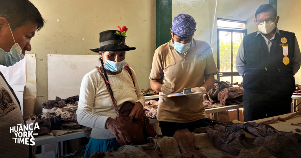 Satipo: tras exhumación, familiares reconocen prendas de 20 víctimas de Sendero asesinadas en 1990