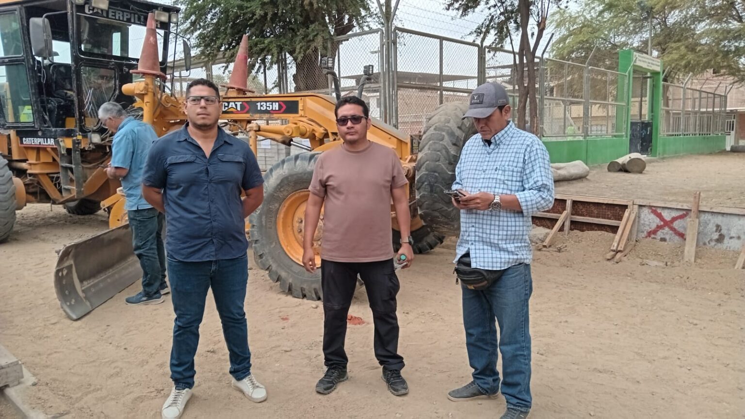 Piura: Proveedores protestan por falta de pago en obra de pistas y ...