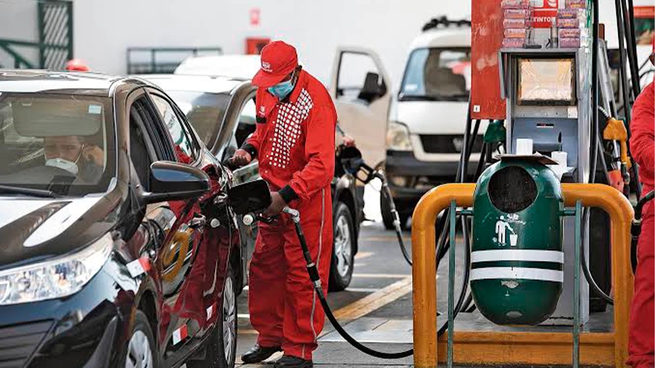 Combustibles siguen presionando la inflación peruana pese a caída en julio